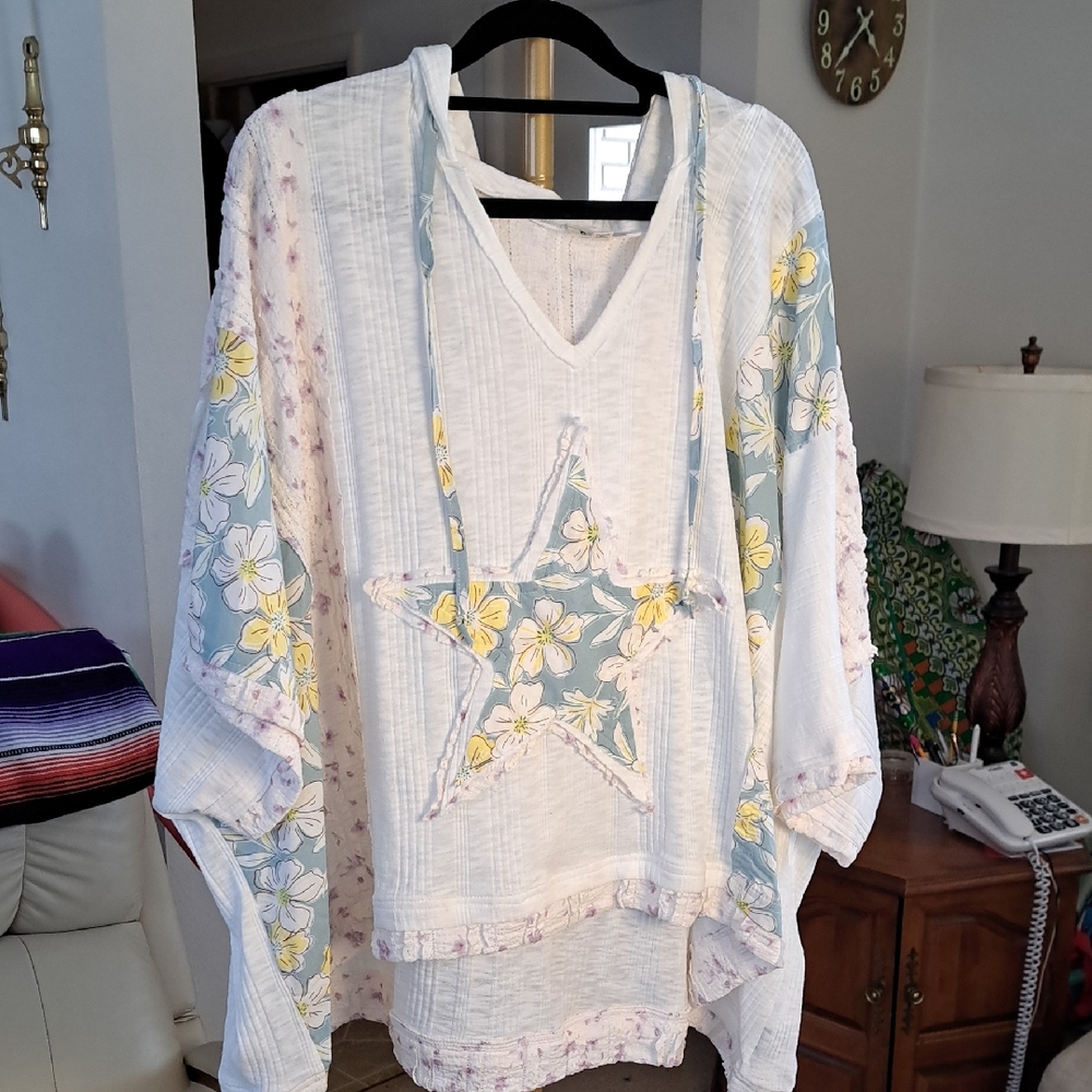 POL Floral Star V-Neck Tunic Top - White, Light Blue & Yellow Oversized Pyp 35"